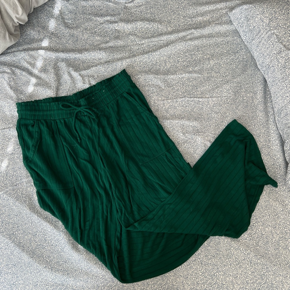 Stars above green ribbed pajama pants size L